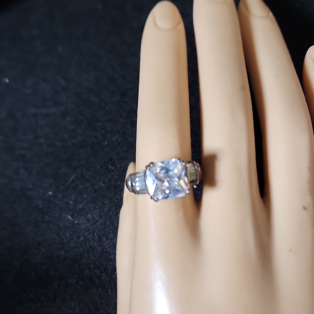 Size 8 , silver plated rhinestone ring. Gorgeous!
